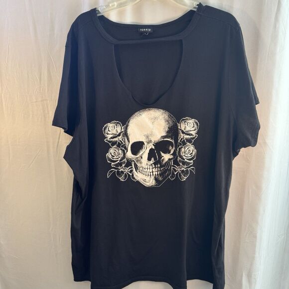 Torrid Tops - Torrid Skull & Roses Women’s Black T-Shirt Size 4 (4X) Halloween Gothic Horror